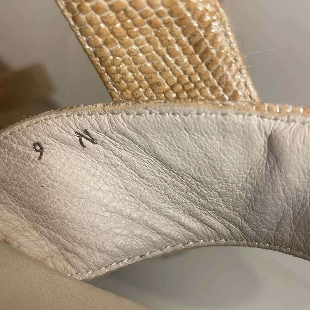 Amalfi by Rangoni Cream & Gold Leather Wedge Sandal Made in Italy Size 9 N EUC